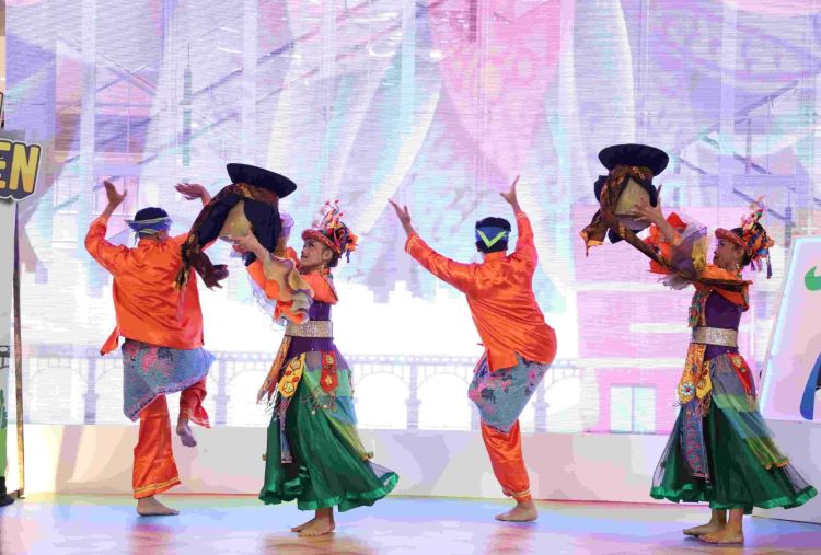 Pagelaran seni budaya ulin seeng yang dihadirkan di acara peluncuran tema dan logo Hari Jadi ke-74 Kabupaten Bekasi tahun 2024 di Aeon Mall Cikarang, Jumat (12/07)