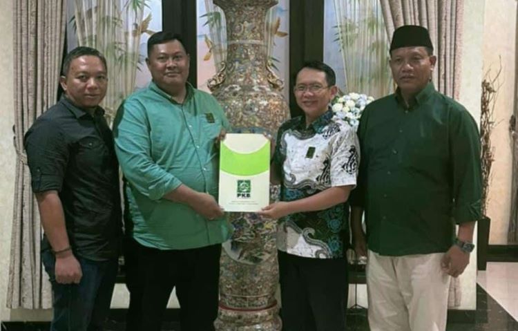 Penyerahan dukungan dari Partai Kebangkitan Bangsa dalam bentuk Surat Rekomendasi atau Formulir B Persetujuan Partai Politik KWK (B1-KWK) Pasangan Bakal Calon Bupati dan Wakil Bupati Bekasi Dani Ramdan - Romli untuk mendaftar ke KPU sebagai peserta Pilkada 2024 Kabupaten Bekasi.