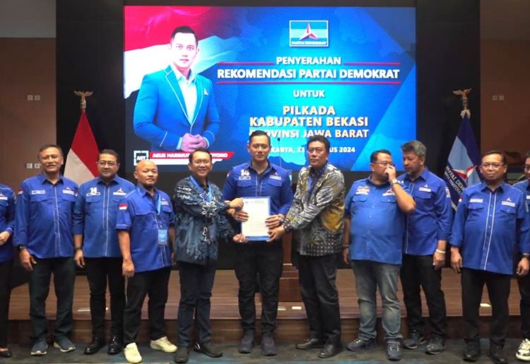 Penyerahan dukungan dari Partai Demokrat dalam bentuk Surat Rekomendasi atau Formulir B Persetujuan Partai Politik KWK (B1-KWK) Pasangan Bakal Calon Bupati dan Wakil Bupati Bekasi Dani Ramdan - Romli untuk mendaftar ke KPU sebagai peserta Pilkada 2024 Kabupaten Bekasi.