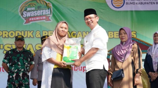 Pj Bupati menghadiri peluncuran beras Swaserasi di Sub Terminal Agribisnis (STA) Kecamatan Babelan, Minggu (04/08).