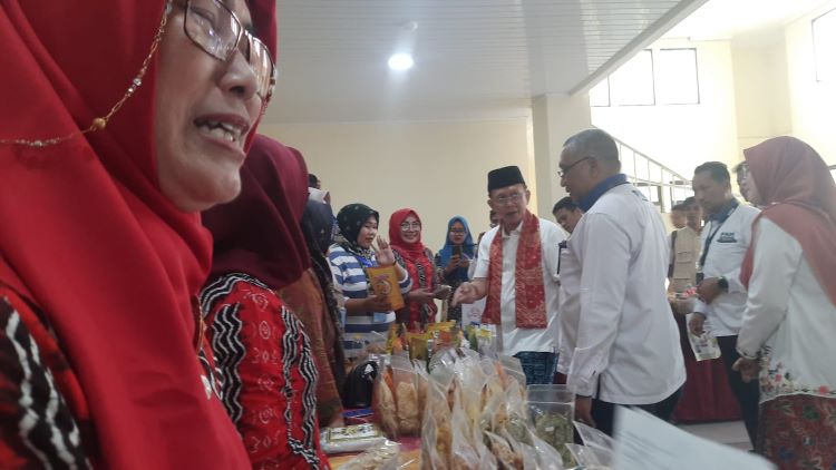 Pj Bupati Dani Ramdan meminta para pelaku usaha mikro kecil dan menengah (UMKM) di Kabupaten Bekasi diminta untuk mengaksesn PNM serta menghindari pinjaman online (pinjol), rentenir hingga Bank Emok saat membutuhkan modal usaha. Selain bunganya sangat besar, juga berbahaya saat tidak sanggup membayar.