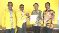 Wakil Bendahara DPD Partai Golkar Jawa Barat, H. Firman Andriyana dan Wakil Ketua DPD Partai Golkar Jawa Barat Bidang Pemilu, Rahmat Sulaeman memberikan surat rekomendasi atau Formulir B Persetujuan Partai Politik KWK (B1-KWK) kepada Dani Ramdan – Mohamad Ikhwan Syahtaria untuk maju di Pilkada Kabupaten Bekasi 2024.