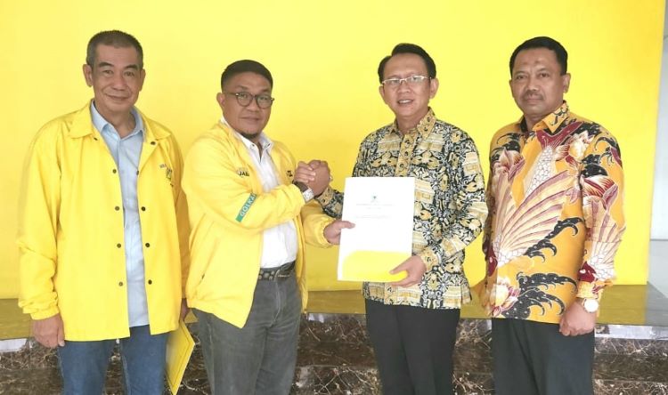 Wakil Bendahara DPD Partai Golkar Jawa Barat, H. Firman Andriyana dan Wakil Ketua DPD Partai Golkar Jawa Barat Bidang Pemilu, Rahmat Sulaeman memberikan surat rekomendasi atau Formulir B Persetujuan Partai Politik KWK (B1-KWK) kepada Dani Ramdan – Mohamad Ikhwan Syahtaria untuk maju di Pilkada Kabupaten Bekasi 2024.