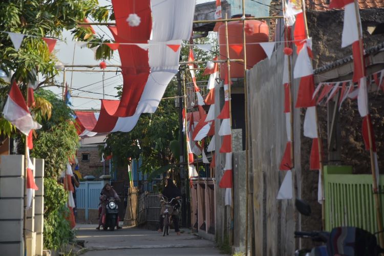 Sambut HUT ke 79 RI, warga kampung Rengasbandung Barat, Desa Karangsambung, Kecamatan Kedungwaringin membentangkan bendera merah putih sepanjang 600 meter.