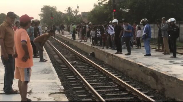 Seorang remaja putri nekat mengakhiri hidup dengan cara menabrakan diri ke kereta api di perlintasan Stasiun Lemahabang, Desa Simpangan, Kecamatan Cikarang Utara Kabupaten Bekasi, Selasa (27/08).