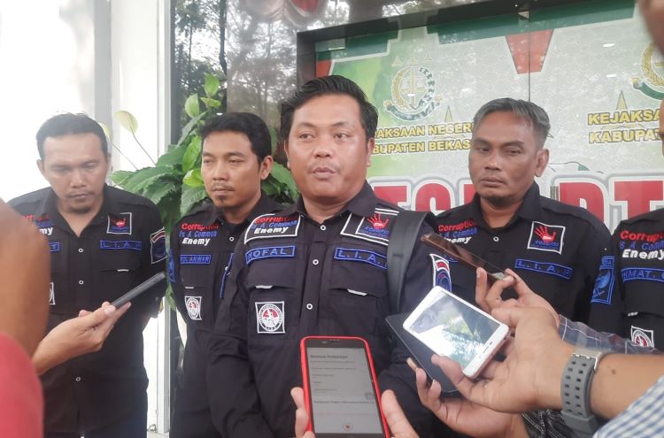 Ketua Umum Lembaga Independen Anti Rasuah (LIAR), Nofal Juanda mendatangi Kejaksaan Negeri (Kejari) Kabupaten Bekasi, Senin (05/08). Kedatangannya adalah untuk mempertanyakan kelanjutan kasus dugaan gratifikasi yang melibatkan oknum anggota dewan yang sebelumnya telah masuk dalam proses penyidikan.