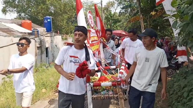 Kegiatan kreatif membuat ‘dongdang’ mewarnai peringatan HUT Ke 79 Tahun Kemerdekaan Republik Indonesia di Desa Jayasampurna, Kecamatan Serang Baru, Kabupaten Bekasi.