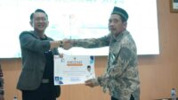 Pemerintah Kabupaten Bekasi memberikan apresiasi berupa sertifikat kepada para Ketua RT/RW yang telah membangun budaya hidup bersih dengan mengikuti Lomba Kampung Bersih 'Makin Berani Maju dan Berprestasi'.