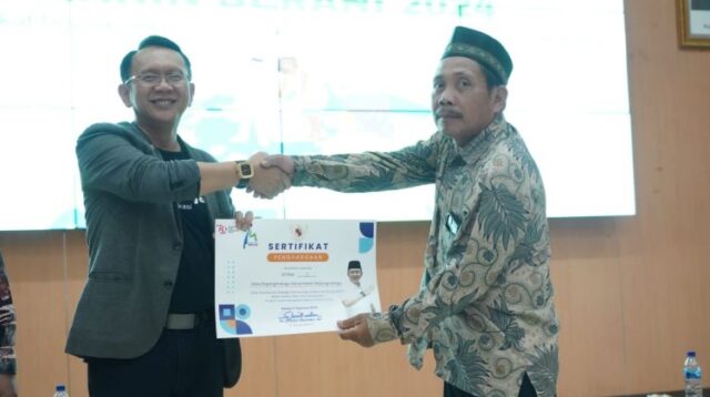 Pemerintah Kabupaten Bekasi memberikan apresiasi berupa sertifikat kepada para Ketua RT/RW yang telah membangun budaya hidup bersih dengan mengikuti Lomba Kampung Bersih 'Makin Berani Maju dan Berprestasi'.