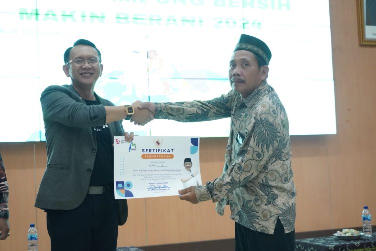 Pemerintah Kabupaten Bekasi memberikan apresiasi berupa sertifikat kepada para Ketua RT/RW yang telah membangun budaya hidup bersih dengan mengikuti Lomba Kampung Bersih 'Makin Berani Maju dan Berprestasi'.