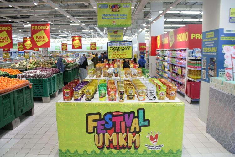 Pemerintah Kabupaten Bekasi kembali menyediakan tempat bagi pelaku UMKM untuk menjual produknya di salah satu jaringan hypermarket di Desa Cibatu, Kecamatan Cikarang Selatan.