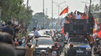 Pasangan bakal calon bupati dan wakil bupati Bekasi, Ade Kuswara Kunang - Asep Surya Atmaja memohon maaf kepada warga dan pengguna jalan akibat kemacetan yang ditimbulkan saat mendaftar ke KPU Kabupaten Bekasi, Kamis (29/08) sore.