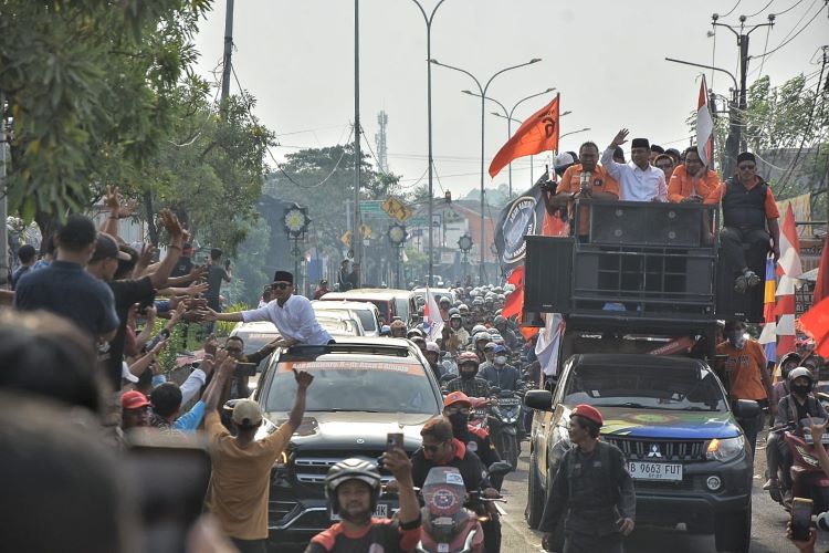 Pasangan bakal calon bupati dan wakil bupati Bekasi, Ade Kuswara Kunang - Asep Surya Atmaja memohon maaf kepada warga dan pengguna jalan akibat kemacetan yang ditimbulkan saat mendaftar ke KPU Kabupaten Bekasi, Kamis (29/08) sore.