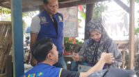 Salah seorang warga Desa Hegarmukti saat melakukan aktivasi Identitas Kependudukan Digital (IKD) di stand layanan adminduk Kecamatan Cikarang Pusat di tengah acara Hajat Bumi di Situ Rawa Binong, Sabtu (03/08).