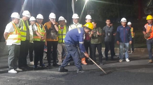 Sejak awal tahun 2024, Kota Deltamas didukung Pemerintah Kabupaten Bekasi telah menggunakan aspal campuran limbah plastik sejauh 8,47 kilometer jalan di Cikarang. Ini setara dengan memanfaatkan 34,2 ton cacahan limbah plastik kresek dan mengurangi emisi karbon sebesar 61,5 ton.