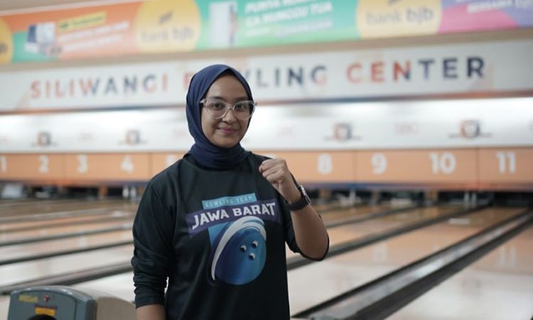 Atlet bowling asal Kabupaten Bekasi, Alisha Nabila Larasati (28) optimis Jawa Barat bisa meraih Juara Umum pada Pekan Olahraga Nasional (PON) XXI Aceh-Sumut 2024.