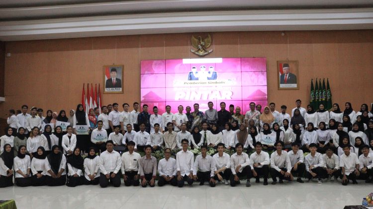 Pj Bupati Dani Ramdan menyerahkan secara simbolis kepada perwakilan 100 orang mahasiswa yang berhasil meraih beasiswa Bantuan Pendidikan Pintar, di Gedung Swatantra Wibawa Mukti, Kompleks Pemerintah Kabupaten Bekasi Cikarang Pusat, Rabu (31/07).