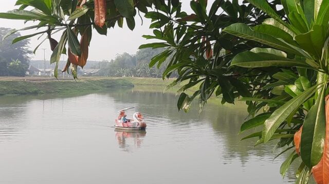 Objek wisata alam Situ Leungsir yang berada di Desa Jayasampurna, Kecamatan Serang Baru Kabupaten Bekasi saat ini telah dilengkapi wahana bebek air.