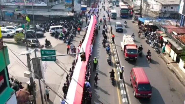 Bendera merah putih sepanjang 79 meter dibentangkan ratusan peserta dalam acara Kirab Kebangsaan dan Pawai Budaya di Kabupaten Bekasi, Jum'at (09/08) pagi.