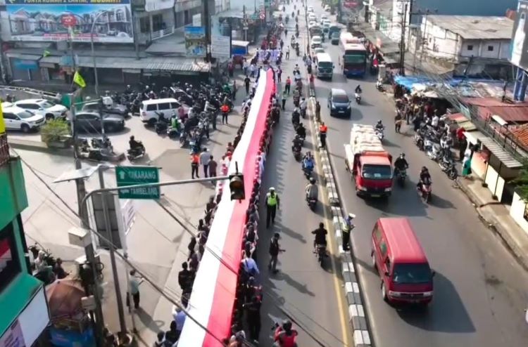 Bendera merah putih sepanjang 79 meter dibentangkan ratusan peserta dalam acara Kirab Kebangsaan dan Pawai Budaya di Kabupaten Bekasi, Jum'at (09/08) pagi.