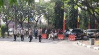 Pengendara roda dua dan roda empat yang melintas di jalan menuju Komplek Perkantoran Pemkab Bekasi, Desa Sukamahi, Kecamatan Cikarang Pusat, Kabupaten Bekasi berhenti sejenak untuk memberikan penghormatan saat momentum detik-detik Proklamasi Kemerdekaan Republik Indonesia (RI), Sabtu (17/08) pagi.