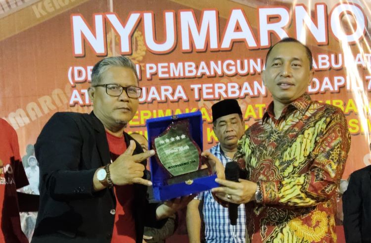 Selain memberikan plakat ‘Dewan Pembangunan’, warga juga turut memberikan ucapan selamat kepada Nyumarno atas keberhasilannya meraih suara terbanyak di Pemilu Legislatif 2024 kemarin