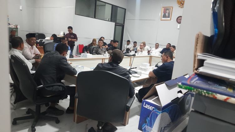 Komisi III DPRD Kabupaten Bekasi memfasilitasi pertemuan antara warga Kelurahan Sertajaya, Kecamatan Cikarang Timur dengan Pemerintah Daerah dan PT Camp terkait penolakan rencana pembangunan tempat pemakaman komersial Eternity Memorial Park, Jum'at (23/08).