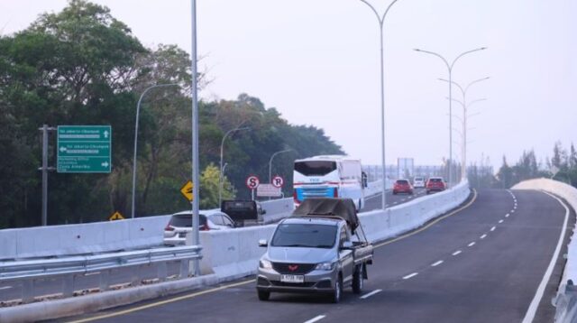 Fly Over Deltamas Bhagasasi menghubungkan kawasan industri GIIC menuju akses tol Jakarta Cikampek KM 37B Cikarang Pusat, Kabupaten Bekasi.