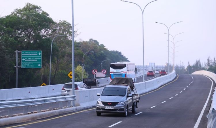 Fly Over Deltamas Bhagasasi menghubungkan kawasan industri GIIC menuju akses tol Jakarta Cikampek KM 37B Cikarang Pusat, Kabupaten Bekasi.