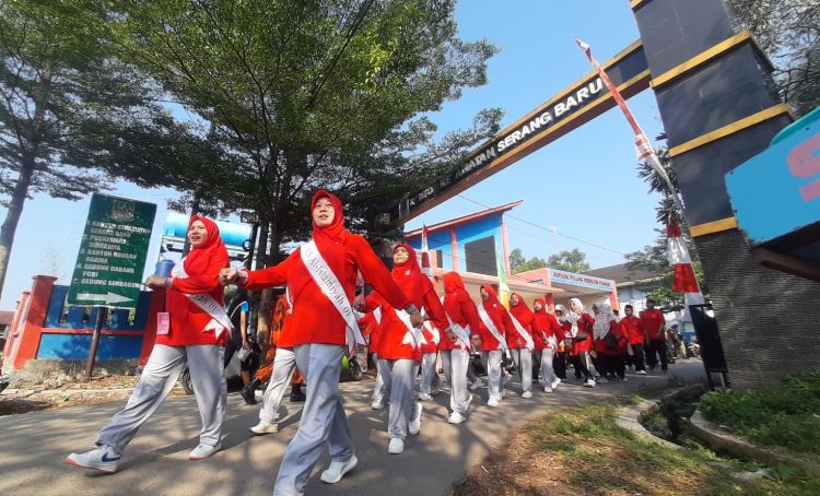 Ribuan warga Kecamatan Serang Baru mensukseskan gerak ja;an santai memeriahkan Hari Jadi Kabupaten Bekasi ke-74 Tahun dan Hari Ulang Tahun (HUT) Kemerdekaan ke-79 Tahun Republik Indonesia (RI), Sabtu (10/08).