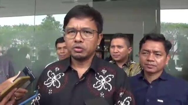 Idham Holik: Komisi Pemilihan Umum (KPU) RI akan berkonsultasi dengan pemerintah dan DPR menyikapi putusan Mahkamah Konstitusi (MK) terkait syarat pengusungan calon kepala daerah di Pilkada.