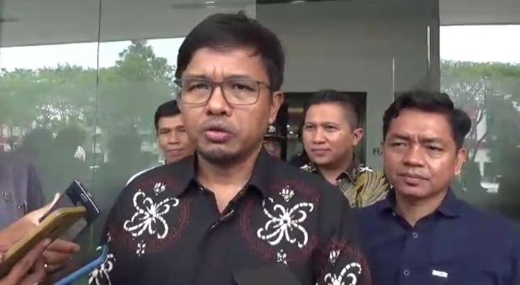 Idham Holik: Komisi Pemilihan Umum (KPU) RI akan berkonsultasi dengan pemerintah dan DPR menyikapi putusan Mahkamah Konstitusi (MK) terkait syarat pengusungan calon kepala daerah di Pilkada.