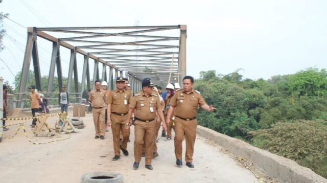 Pj Bupati Bekasi Dedy Supriyadi didampingi Kepala Dinas Sumber Daya Air Bina Marga dan Bina Konstruksi (DSDABMBK) bersama Camat Cibarusah melakukan kunjungan kerja dalam rangka meninjau perbaikan jalan pendekat jembatan Cipamingkis di Kecamatan Cibarusah, Kabupaten Bekasi.