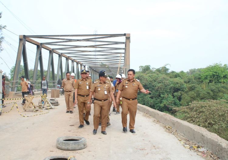 Pj Bupati Bekasi Dedy Supriyadi didampingi Kepala Dinas Sumber Daya Air Bina Marga dan Bina Konstruksi (DSDABMBK) bersama Camat Cibarusah melakukan kunjungan kerja dalam rangka meninjau perbaikan jalan pendekat jembatan Cipamingkis di Kecamatan Cibarusah, Kabupaten Bekasi.