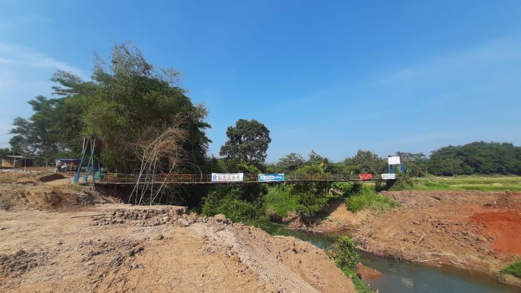 Selain mengalami kerusakan, jembatan yang melintas di atas aliran Kali Cikarang dan menghubungkan antara Desa Jayasampurna, Kecamatan Serang Baru dengan Desa Kertarahayu Kecamatan Setu itu juga dipastikan terdampak proyek pembangunan Tol Jakarta-Cikampek II