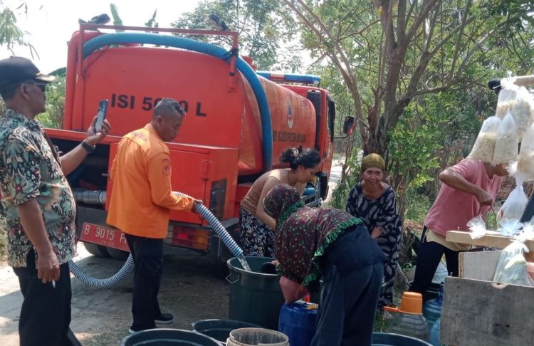 Siaga Darurat Kekeringan di Kabupaten Bekasi: BPBD terus menyiagakan Satuan Tugas (Satgas) Penanggulangan Bencana dan memberikan support pada daerah yang terdampak kekeringan melalui delapan unit mobil tangki air yang disiapkan.