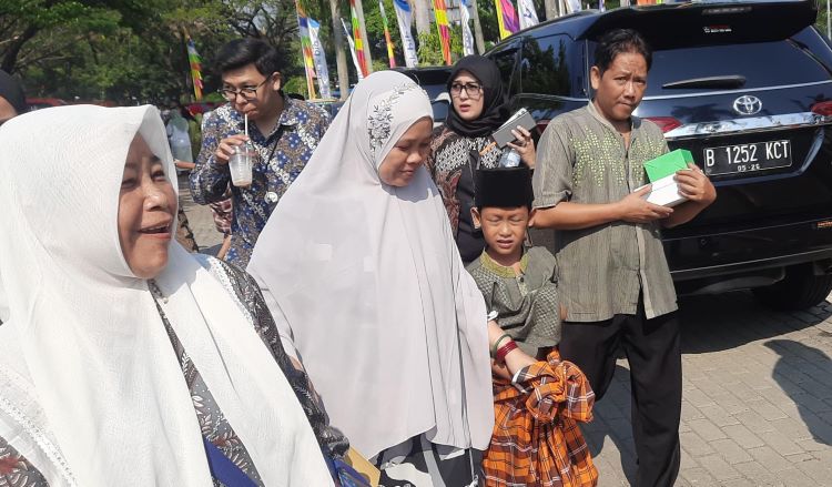 74 anak  mengikuti khitanan massal yang merupakan rangkaian Hari Jadi Kabupaten Bekasi ke-74, Kamis (15/08).