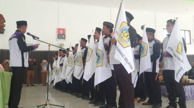 Ketua KTNA Kabupaten Bekasi, H. Darisalam saat mengukuhkan pengurus KTNA Kecamatan se-Kabupaten Bekasi, Selasa (06/08).