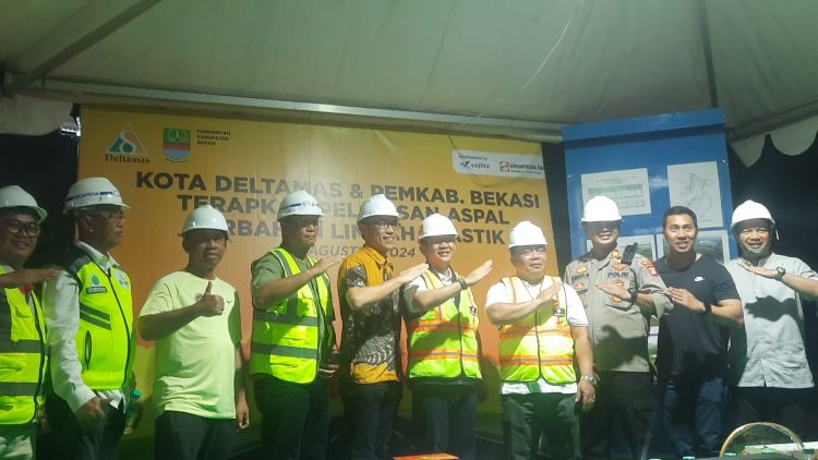 Penggunaan aspal campuran limbah plastik di Kota Deltamas terus berlanjut. Pada bulan Agustus – September 2024 ini terdapat penambahan pekerjaan dengan panjang 2,9 kilometer dengan memanfaatkan 9,5 ton cacahan limbah plastik kresek dan mengurangi emisi karbon sebesar 17,2 ton.