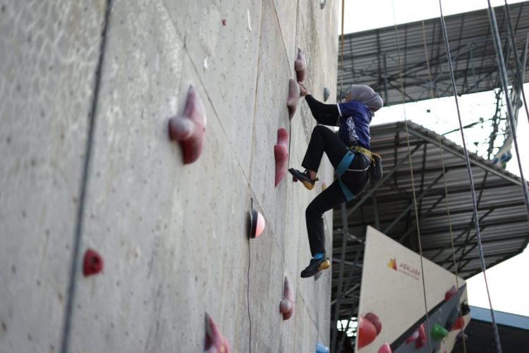 Atlet panjat tebing Kab Bekasi, Lilis Nuraini jalani pemusatan latihan PON XXI di GOR Padjajaran Kota Bandung. Lilis akan bertanding di nomor Speed WR Relay dan Speed WR Perorangan.