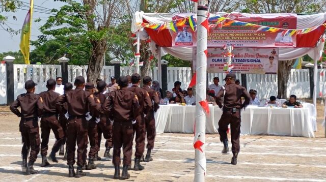 Anggota Satuan Perlindungan Masyarakat (Sat Linmas) dari 12 desa dan 1 kelurahan mengikuti lomba baris berbaris yang digelar di Lapangan Kantor Kecamatan Pebayuran pada Rabu (14/08).