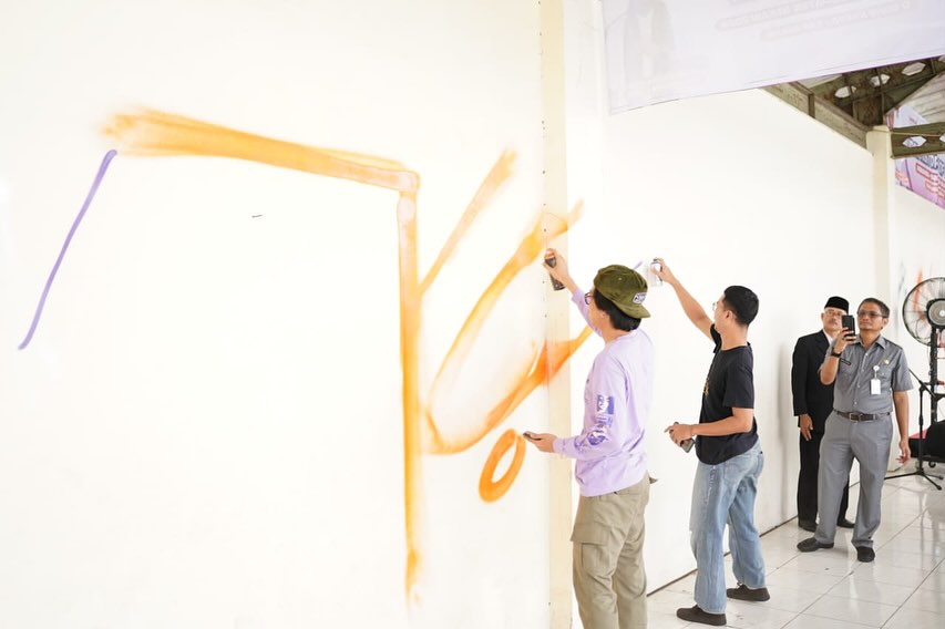 Sejumlah pelukis mural di Kabupaten Bekasi mempercantik arena sepatu roda (roller skating ring) yang berada di Desa Lambangsari, Kecamatan Tambun Selatan pada acara Mural History of Culture