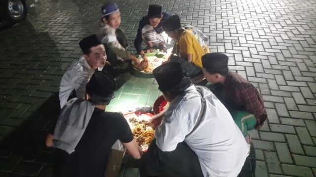 900 nampan nasi kebuli dihidangkan pada Istighosah dan Doa bersama Habib Luthfi Bin Yahya dalam rangka Hari Jadi Kabupaten Bekasi ke-74 tahun dan HUT RI ke-79 Tahun, di Plaza Pemkab Cikarang Pusat, pada Rabu, (13/08) malam.