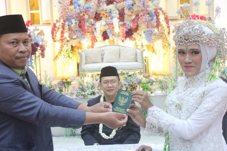 Badan Amil Zakat Nasional (Baznas) Kabupaten Bekasi menyediakan fasilitas nikah secara gratis bagi 20 pasangan calon pengantin melalui program Bantu Dhuafa Menikah.