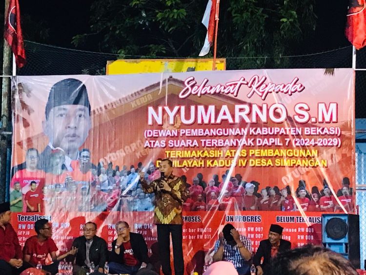 Warga Dusun IV Desa Simpangan, Cikarang Utara menggelar tasyakuran sekaligus memberikan apresiasi kepada anggota DPRD Kabupaten Bekai Nyumarno dengan memberi gelar sebagai Dewan Pembangunan Kabupaten Bekasi’, Sabtu (10/08) malam.