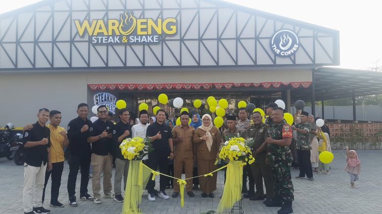 Waroeng Steak and Shake meresmikan pembukaan outletnya yang ke-104 berlokasi di Jl. KH. Raden Ma’mun Nawawi, Desa Sukaresmi, Cikarang Selatan, Kabupaten Bekasi. Waroeng Steak & Shake ini merupakan oulet pertama yang hadir di Cikarang dan sudah mulai beroperasi sejak Senin 19 Agustus 2024.