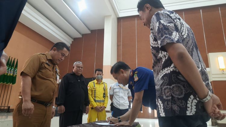 Penandatangan kerjasama antara Pemkab Bekasi dengan pengelola kawasan industri mengenai mitigasi dan penanganan pemadaman kebakaran di sekitar lingkungan pabrik pada acara seminar 2nd Bekasi Fire Fighter Challange Skill Competition (BFFCS) 2024, Senin (05/08).