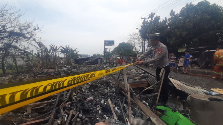 Polisi masih meminta keterangan sejumlah saksi dan mengumpulkan bukti-bukti guna mengungkap penyebab pasti kebakaran.