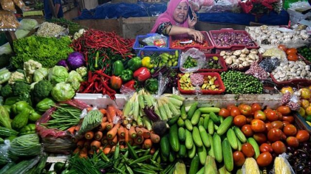 Pemerintah Kabupaten Bekasi memastikan sayuran dan buah-buahan yang beredar di pasar terbebas dari residu pestisida sehingga aman dikonsumsi.