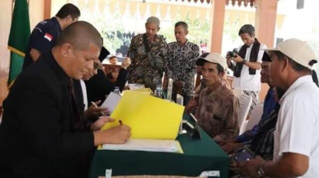 Sebanyak 49 pasangan suami istri (Pasutri) di Kabupaten Bekasi mengikuti sidang isbat untuk memperoleh buku nikah, Kamis (15/08).